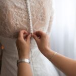 Suknie boho: oaza luzu i stylu w świecie mody ślubnej