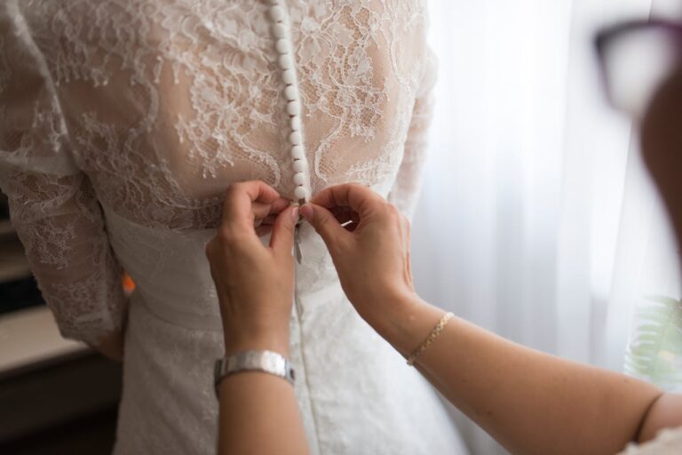 Suknie boho: oaza luzu i stylu w świecie mody ślubnej